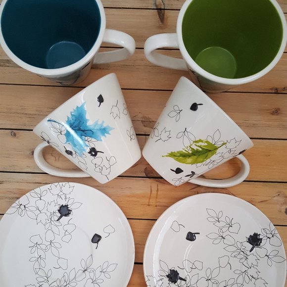 Starbucks cups, glass tea kettle, diver infuser